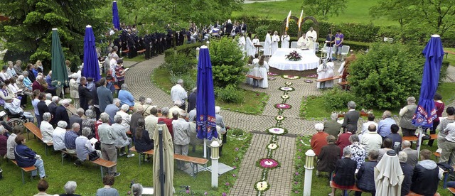 Zahlreich folgten Glubige der Prozess... zum Festgottesdienst zu Fronleichnam.  | Foto: Pfarrgemeinde