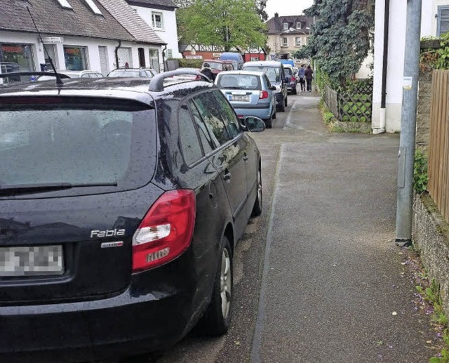 Verkehrswidrig ist das Parken auf dem ... Geheweg zur Strae hin abgesenkt ist.  | Foto: Privat