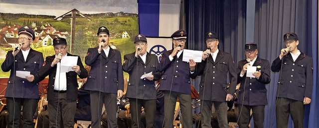 In alten Uniformen erffnen Snger von...ortgruppe das Feuerwehrfest in Aasen.   | Foto: Elisabeth Winkelmann-Klingssporn