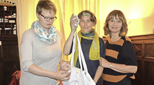 Caroline Lang, Rita Lechner und Anke N...Netzwerk Lrrach mit der Puppe Rosalie  | Foto: Barbara Ruda