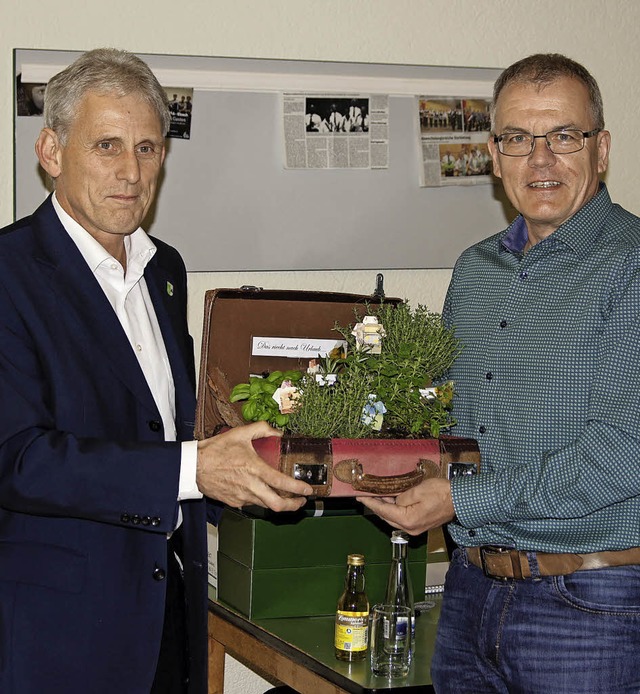 Dietmar Oswald (linkes Foto, rechts) g...aftsleiter Stefan Lufer Blutspender.   | Foto: Fotos: Roland Gutjahr