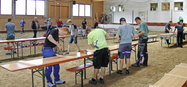 Zahlreiche Helfer wirken bei der Vorbe...s Bodens fr die Weitannenhalle mit.   | Foto: Heinrich Fehrenbach