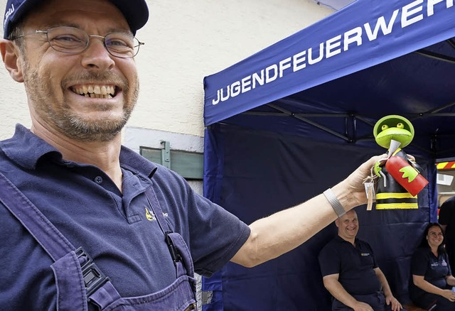 Fr die Marcher Feuerwehr prsentiert Joachim Herbstritt einen Lschfrosch.  | Foto: Julius Wilhelm Steckmeister