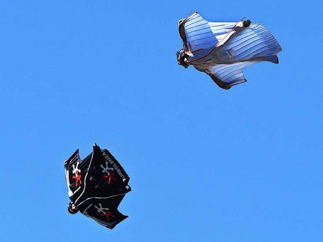 Archivbild: Wingsuit-Springer bei einem Flug ohne Zwischenflle  | Foto: PHILIPPE DESMAZES