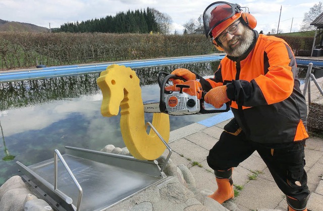 Holzbildwerke entstehen am 12. Juli im...11; hier ist Thomas Jost an der Sge.   | Foto: ZVG