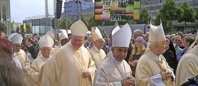 Die Besucher waren den Bischfen ganz ... nach dem Fronleichnams-Gottesdienst.   | Foto: Martina Marbach