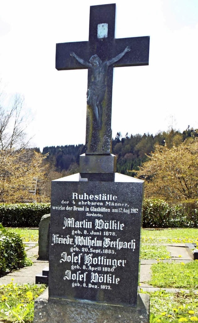 Der   Gedenkstein auf dem Rickenbacher Friedhof  | Foto: Wolfgang Adam