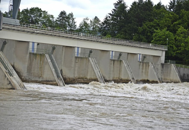 Der Rhein schumt zwar auf hinter dem ...Hochwasser kann aber keine Rede sein.   | Foto: Axel Kremp