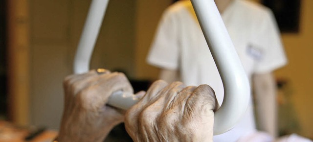 Die Altenpflegeausbildung msse eine h...sbildung bleiben, fordern zwei Leser.   | Foto: dpa