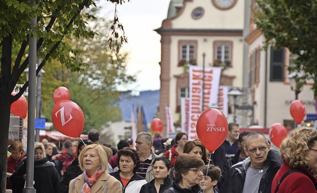 Luftballons, Karussell, Leckereien: Me... auch  der Hamburger Fischmarkt dazu.   | Foto: rab