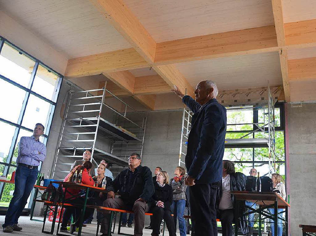 Architekt Fritz Wilhelm erläuterte die Besonderheiten der Planung. Insgesamt soll das Bauwerk inklusive Außenanlage maximal 600 000 Euro kosten – so will es der Gemeinderat. Architekt Fritz Wilhelm erläuterte die Besonderheiten der Planung. Insgesamt soll das Bauwerk inklusive Außenanlage maximal 600 000 Euro kosten – so will es der Gemeinderat.