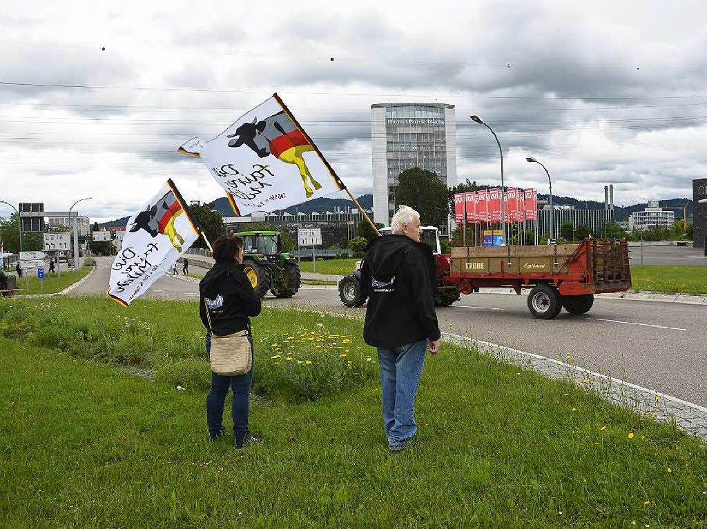 Elli Allgaier und Konrad Ramstein vom Bund deutscher Milchviehhalter zeigen Flagge auf dem besetzten Kreisverkehr.