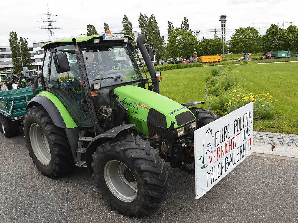 Ungenehmigte Demonstration Bund deutscher Milchviehhalter Ortenau mit Blockade des Offenburger Messekreisels