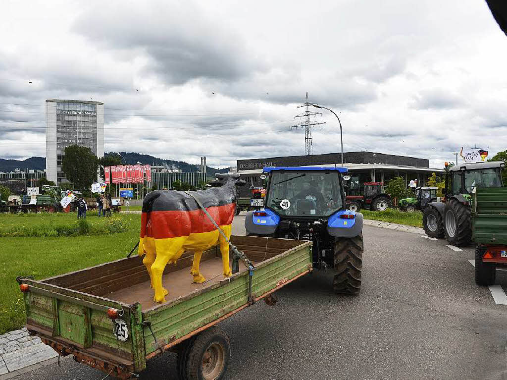 Ungenehmigte Demonstration Bund deutscher Milchviehhalter Ortenau mit Blockade des Offenburger Messekreisels