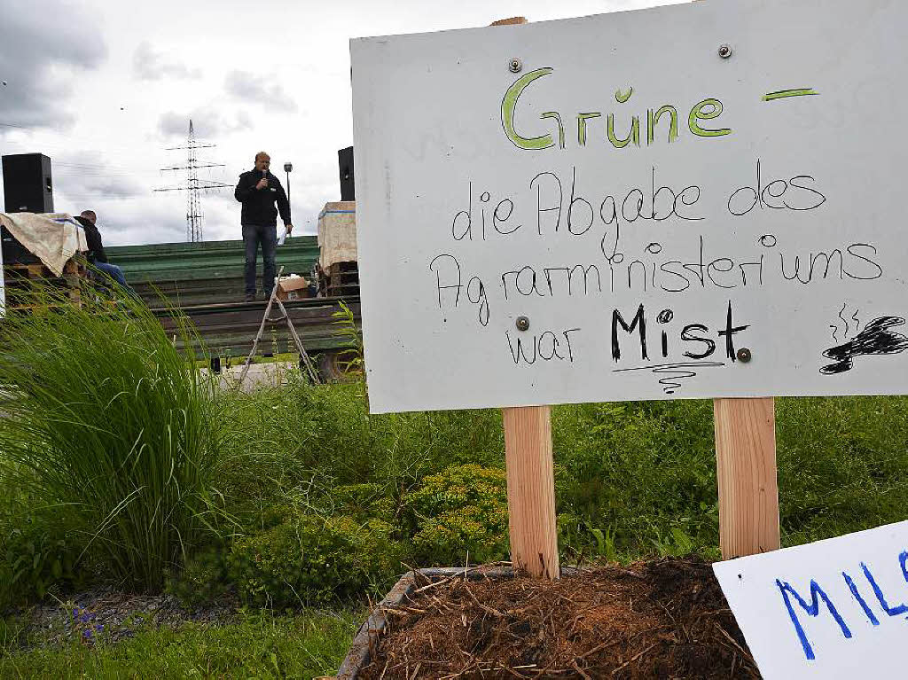 Nicht genehmigte Demonstration Bund deutscher Milchviehhalter Ortenau mit Blockade des Offenburger Messekreisels