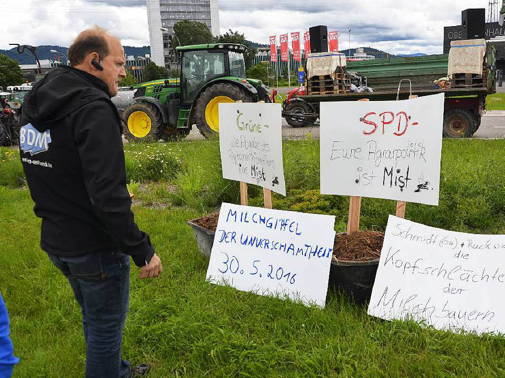 Nicht genehmigte Demonstration Bund deutscher Milchviehhalter Ortenau mit Blockade des Offenburger Messekreisels