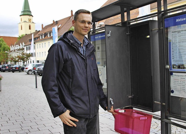 Ralf Schll wirft   noch einen letzten Blick in den Briefkasten.   | Foto: S. Jakober