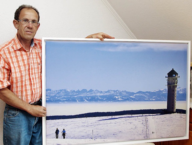 Auf dem Feldberg: Wilhelm Billharz mit einem seiner Fotos.   | Foto: H. Fssel