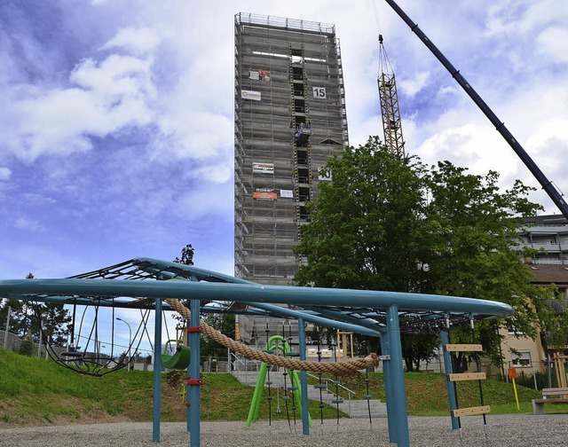 Neuer Spielplatz vor neuem Wohnturm   | Foto: Mark Alexander