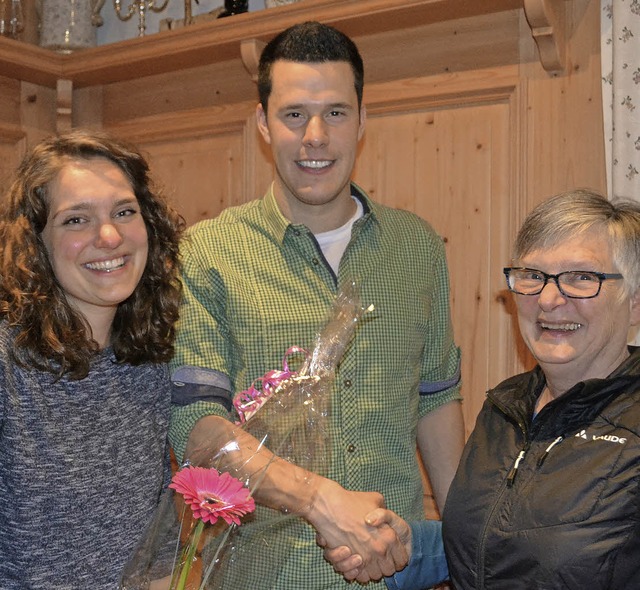 Mit Blumen fr 20-jhrige aktive Mitgl...ller bei  Roswitha Glaisner (rechts).   | Foto: Paul Berger