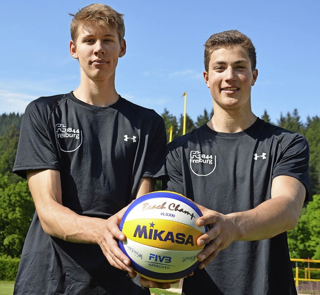 Gemeinsam am Ball: Milan Sievers (links) und Sven Winter   | Foto: Kaufhold