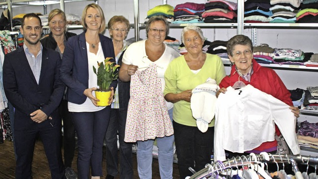 Claudia Bumle (mit Blume) von der mhp... eine solide Grundausstattung erhielt.  | Foto: Rolf Reimann