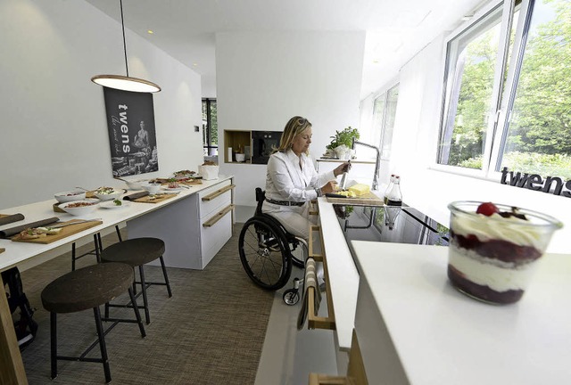 Die Sportlerin Esther Weber zeigt, wie...einem barrierefreien Apartment wohnt.   | Foto: Ingo Schneider