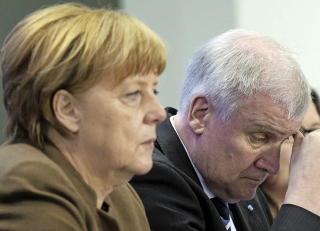 Eisige Stimmung herrscht zwischen Merkel und Seehofer.  | Foto: dpa