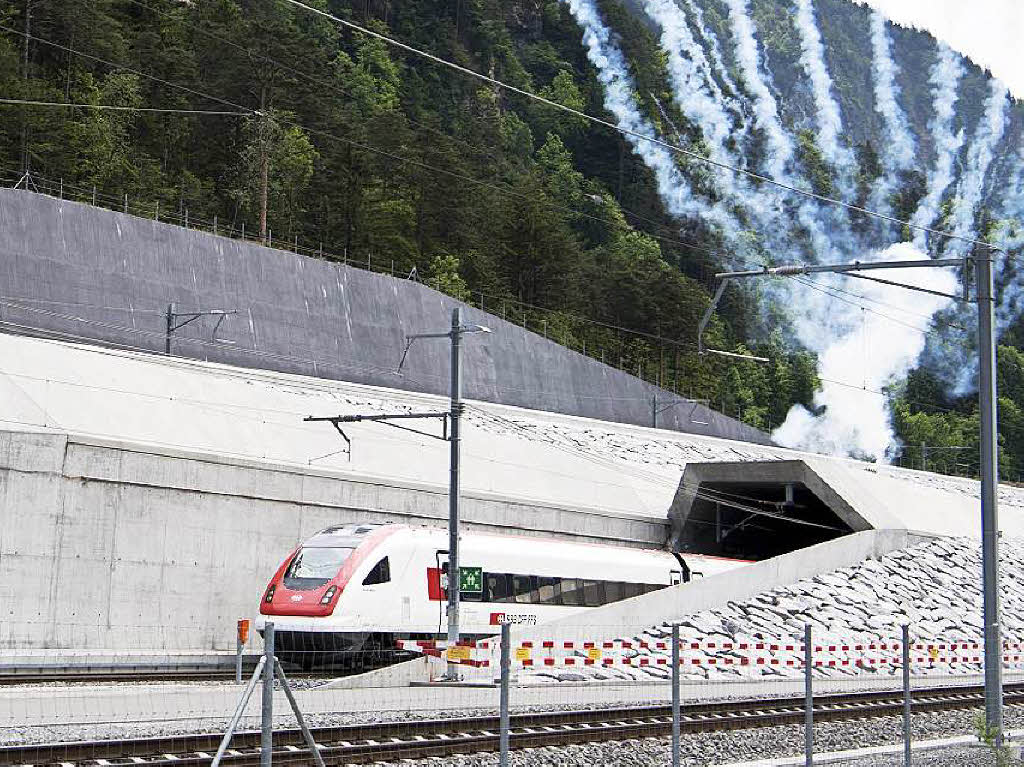 Mit einer bunten Feier haben die Schweizer den Tunnel erffnet.