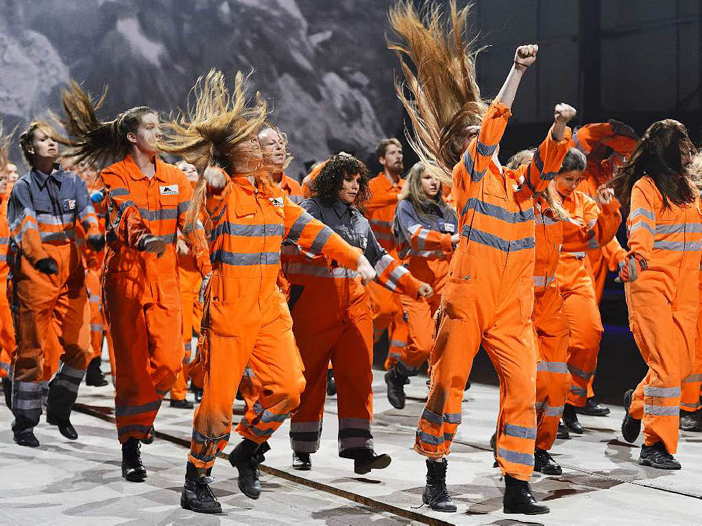 Mit einer bunten Feier haben die Schweizer den Tunnel erffnet.