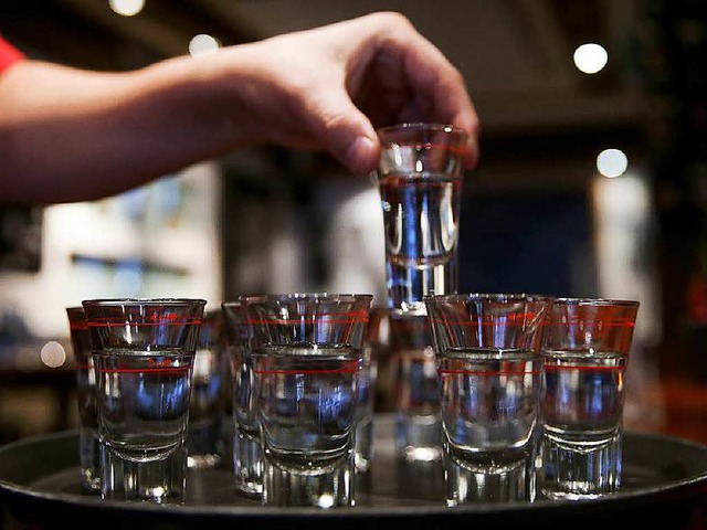 Der Jugendschutz beim  Alkohol ist nic...hzusetzen. Testkufe zeigen Wirkung.    | Foto: dpa/Heimken