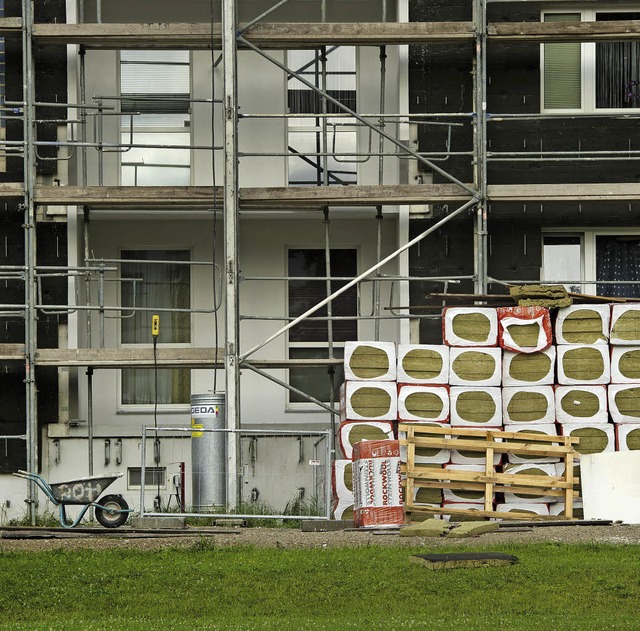 Hier wird die Fassade  warm eingepackt.   | Foto: dpa