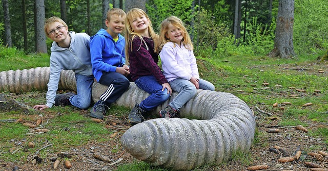 Groartig: Was im Schwarzwlder Boden ... Kinder auf einem Lehrpfad entdecken.   | Foto: Anita Fertl