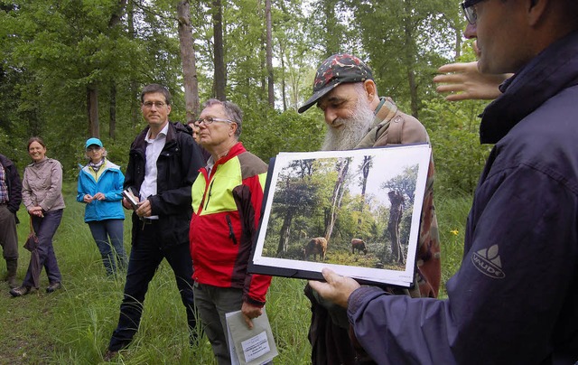 Jochen Bresch  erlutert gemeinsam mit...prozess von Gemeindewald in Schonwald.  | Foto: Hagen Spth