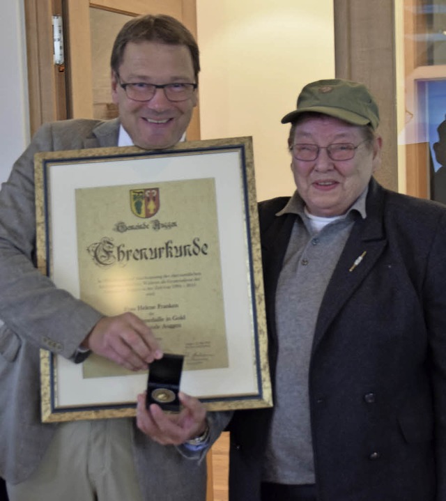 Zum Abschied verlieh Brgermeister Fri...medaille der Gemeinde Auggen in Gold.   | Foto: Beatrice Ehrlich