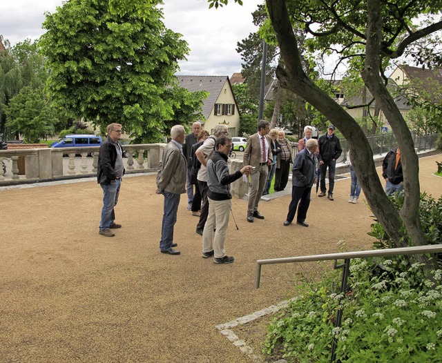 Im Schlosspark wurde begutachtet, was ...tellen Pflanzen gesetzt werden sollen.  | Foto: Jutta Schtz