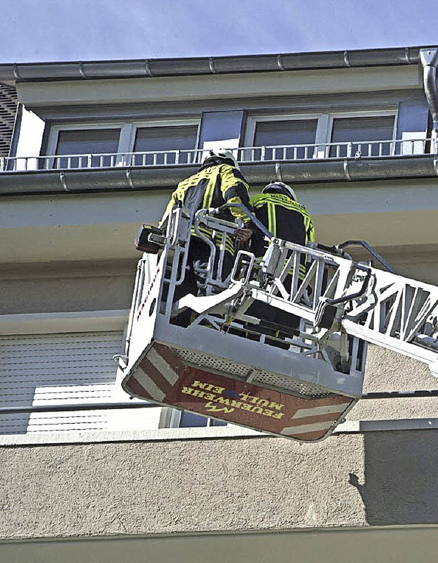 Mit  der Drehleiter ging es in den vierten Stock.   | Foto: Volker Mnch