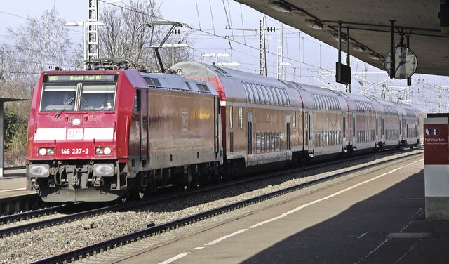 Ein Regionalzug fhrt in den Mllheime...wie von ihnen befrchtet, geschmlert.  | Foto: Martin Pfefferle