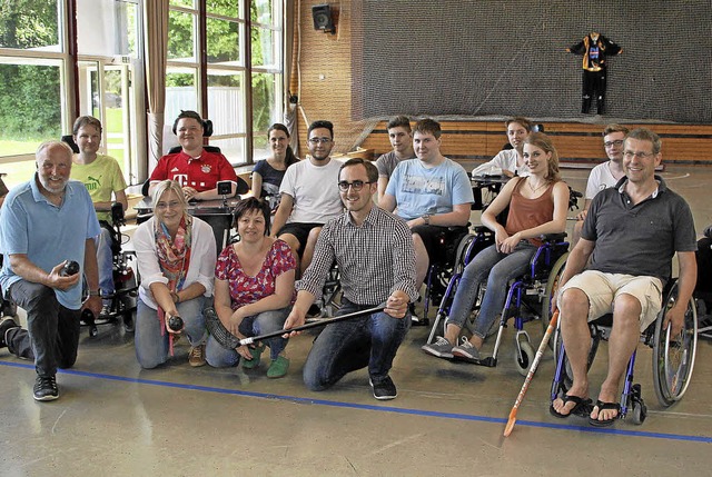 Rollstuhlfahrer mit und ohne Behinderu...ster Benjamin Bohn (Mitte) machte mit.  | Foto: Herbert Trogus