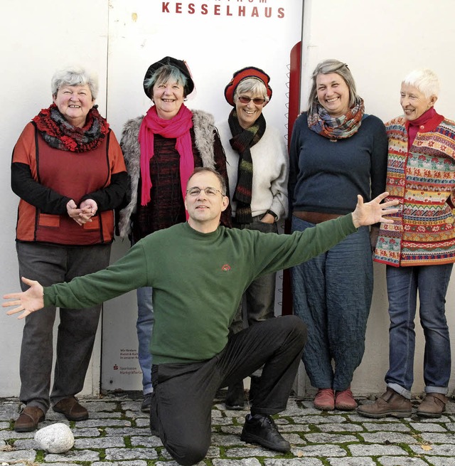 Die Weiler Erzhler  und  der Gitarris...mmen mit ihren Zuhrern vom Fliegen.    | Foto: PRIVAT