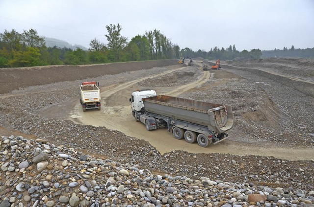 Zwischen Istein und Kleinkems rollen die Baufahrzeuge.   | Foto: Victoria Langelott