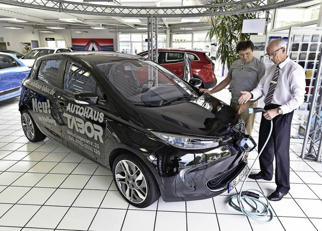 Walter Lichtenstein (rechts) vom Autoh...den, wie man den Renault Zoe aufldt.   | Foto: Kunz