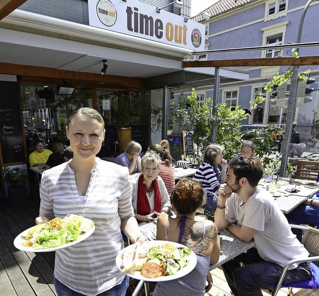 Connie Nack bedient im &#8222;Time Out...ine beliebter Mittagspausentreffpunkt.  | Foto: Ingo Schneider