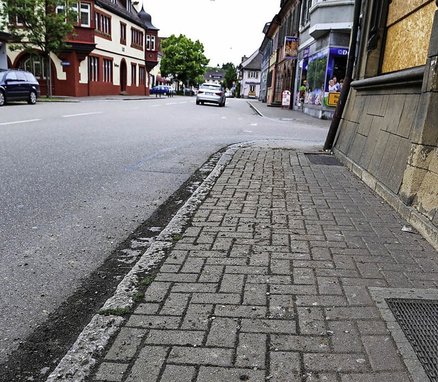 Der Taubenkot auf dem Gehweg ist fr die Kippenheimer seit Monaten ein rgernis.  | Foto: S. Decoux-Kone