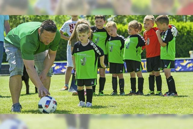 Kinder kicken beim Europa-Park-Cup