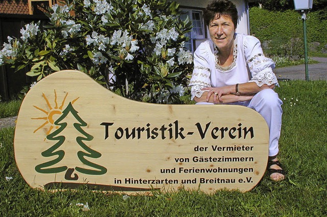 Die langjhrige Vorsitzende Ursula Lic...erbeschild fr den Touristik-Verein.    | Foto: DIETER MAURER