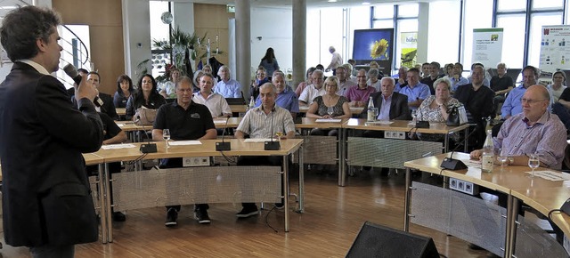 Ronny Meyer besingt im Rund die Moderniersierungsoffensive  | Foto: Georg Vo