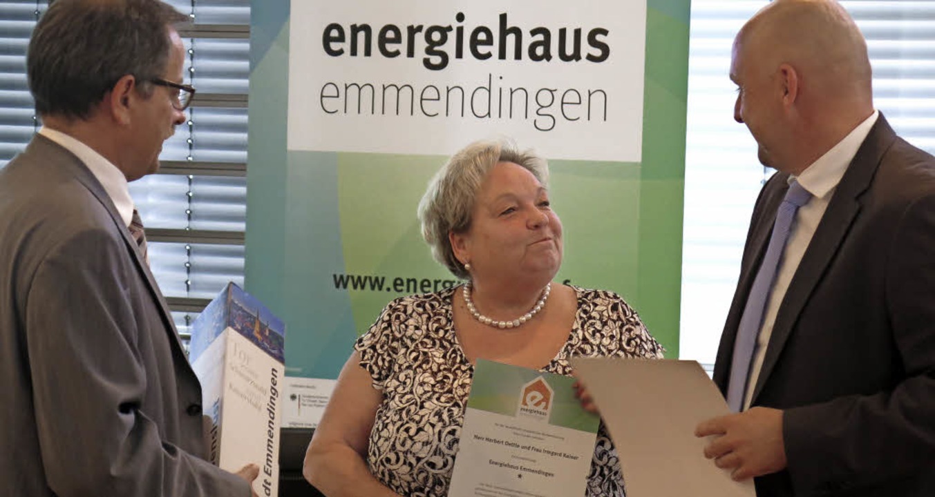 Die Preistrger wie hier Irmgard Kaise...ggstein, rechts  OB Stefan Schlatterer  | Foto: Georg Vo