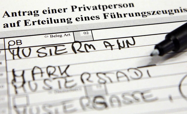 Ein Fhrungszeugnis kann man bei der S...renamtliche Arbeit ist es kostenlos.    | Foto: dpa