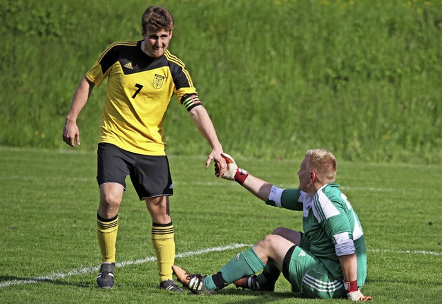 Aufraffen nach der derben Pleite in Ha... (links) und Torhter Pascal Oldenburg  | Foto: Matthias Konzok